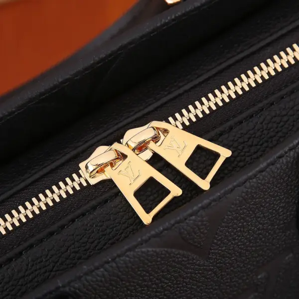 Louis Vuitton OnTheGo East West 黑色壓花粒面牛皮手挽袋