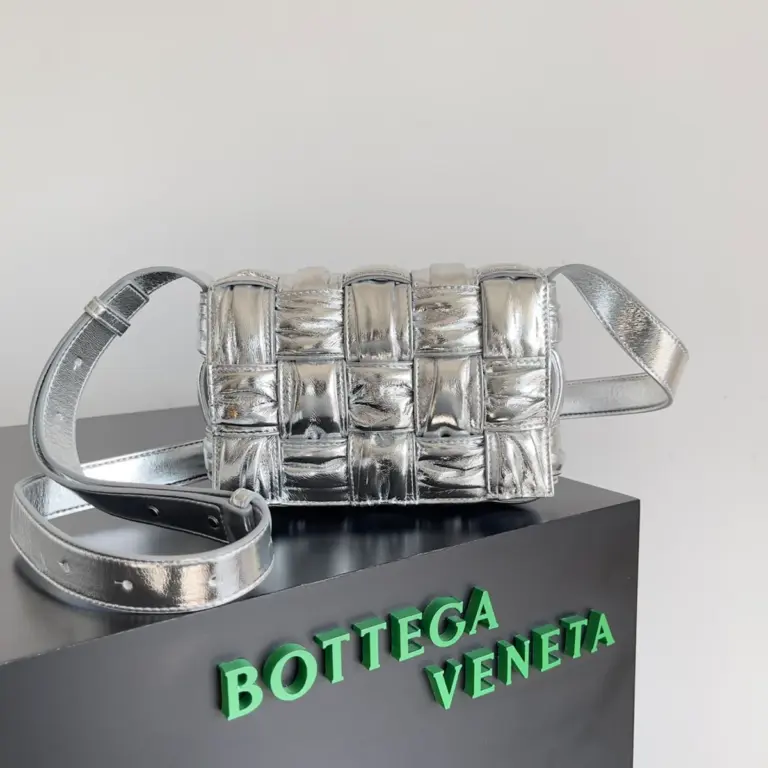 Intreccio編織褶皺層壓皮革斜挎包