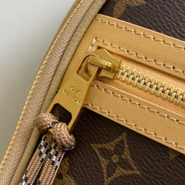 LV Outdoor Backpack 壓花麂皮細節粒面皮革雙肩包 23 LV Outdoor Backpack 壓花麂皮細節粒面皮革雙肩包