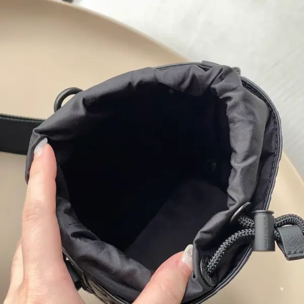 路易威登Noe Sling小牛皮斜挎包包