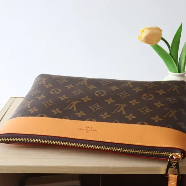 LV Pochette Voyage Souple 手拿包 - Monogram帆布旅行收納系列