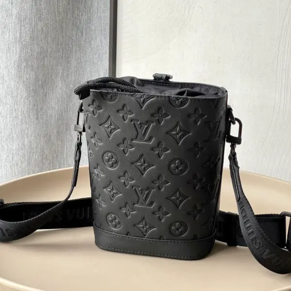 路易威登Noe Sling小牛皮斜挎包包