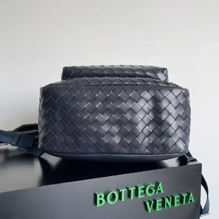 BottegaVeneta太空藍中號Intrecciato編織皮革背包