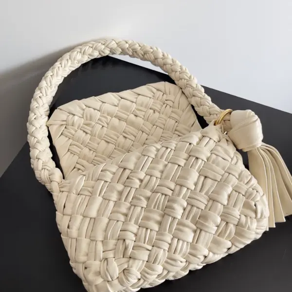 FoulardIntreccio牛皮編織肩背包|骨米色優雅設計 16 FoulardIntreccio牛皮編織肩背包|骨米色優雅設計