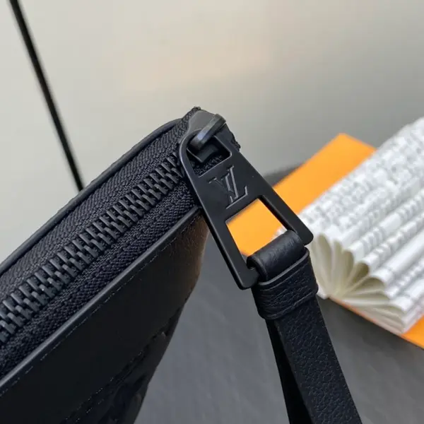 LV Pochette Voyage Souple 手拿包 | Monogram Shadow 小牛皮 旅行收納包