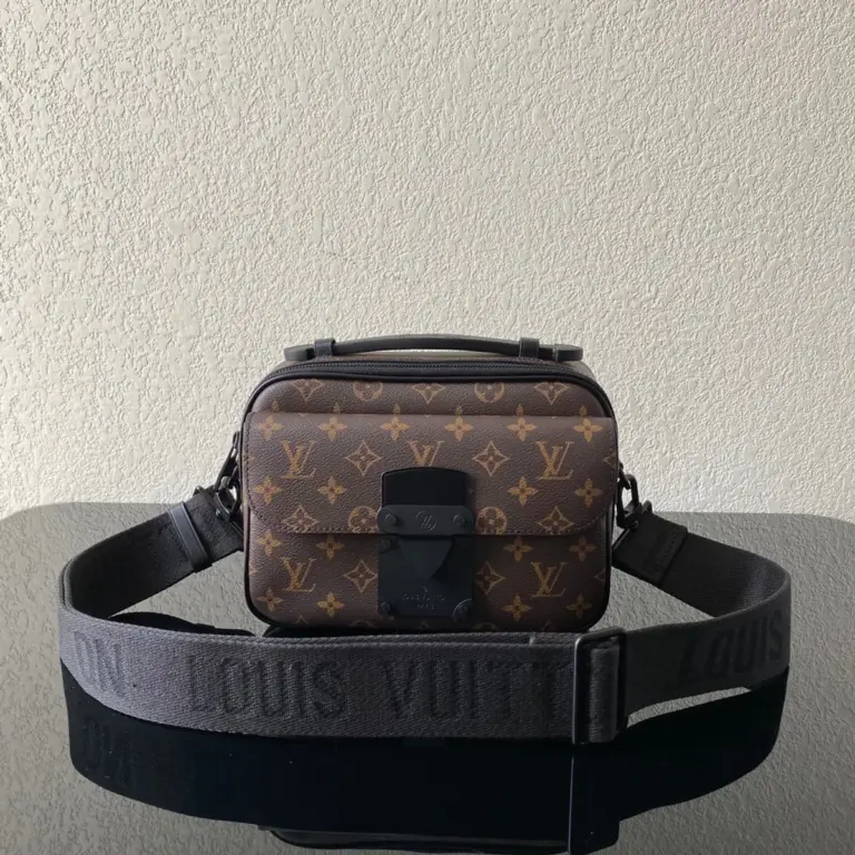 Louis Vuitton S Lock 郵差包 | Monogram Macassar塗層帆布 磁扣設計