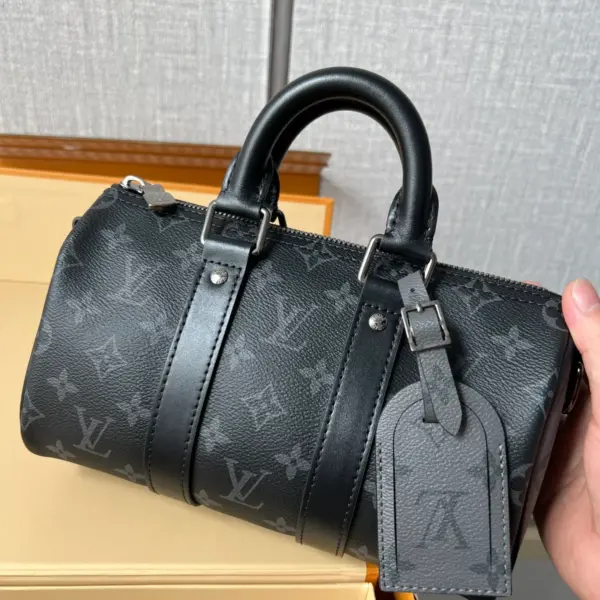 路易威登Keepall Bandoulière 25 Monogram Eclipse Reverse帆布包包 13 路易威登Keepall Bandoulière 25 Monogram Eclipse Reverse帆布包包