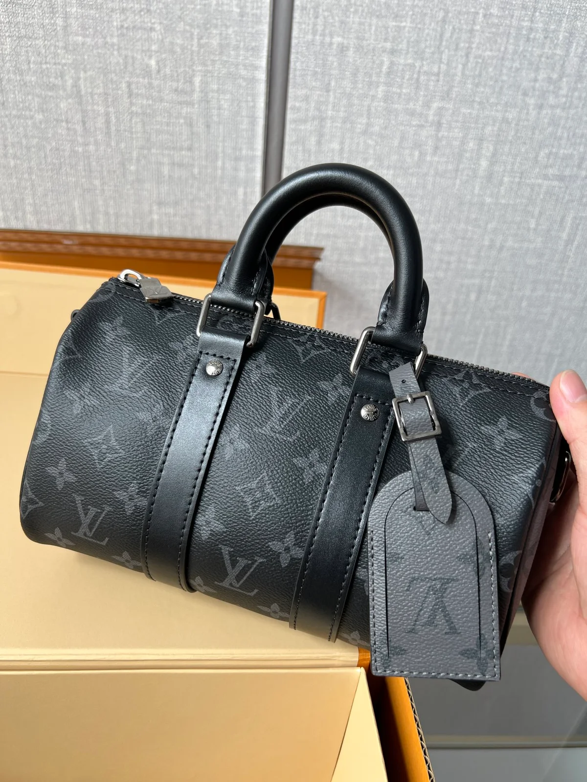 路易威登Keepall Bandoulière 25 Monogram Eclipse Reverse帆布包包 4 路易威登Keepall Bandoulière 25 Monogram Eclipse Reverse帆布包包