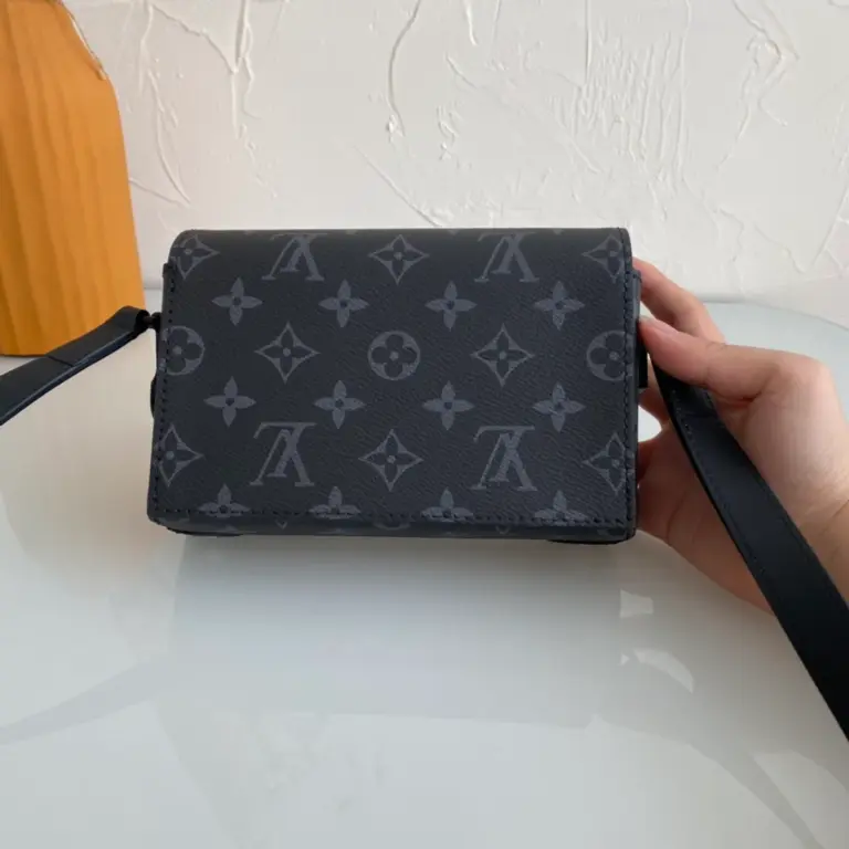 Louis Vuitton Steamer隨身錢包 | Monogram Eclipse帆布 鏈帶設計