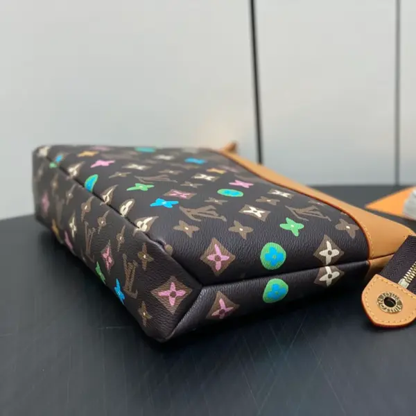 Louis Vuitton Pochette Voyage Souple 手拿包 - Tyler 聯名款