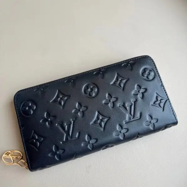 LV Monogram壓花小羊皮拉鏈錢包