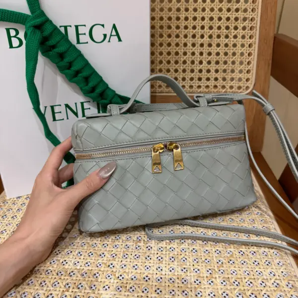 BottegaVeneta銀灰色Intrecciato編織皮革化妝包