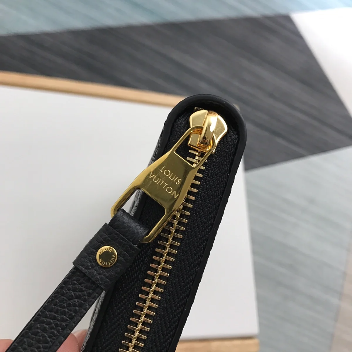 路易威登Monogram Empreinte拉鏈錢包 - 經典與實用並存