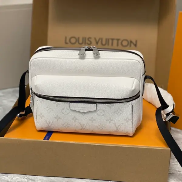 LV Outdoor迷你郵差包 | Monogram塗層帆布 & Taïga牛皮 時尚設計