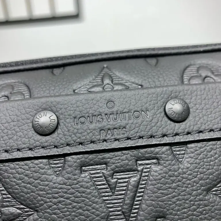 Alpha 可穿戴式錢包 - Monogram Shadow 皮革款