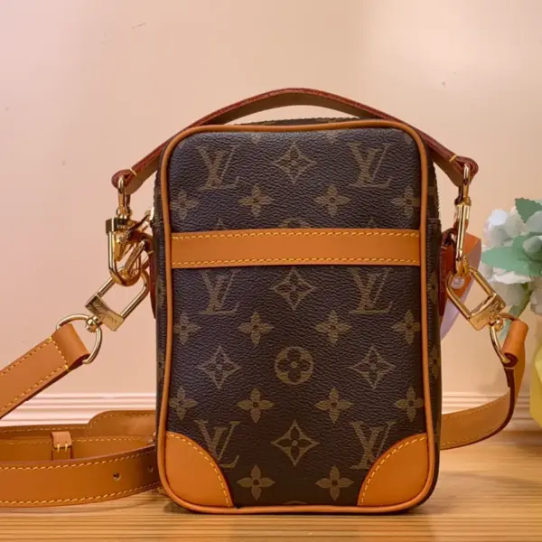 Louis Vuitton Danube復古小牛皮斜背包 | 褪色Monogram印花 可拆式金屬吊牌