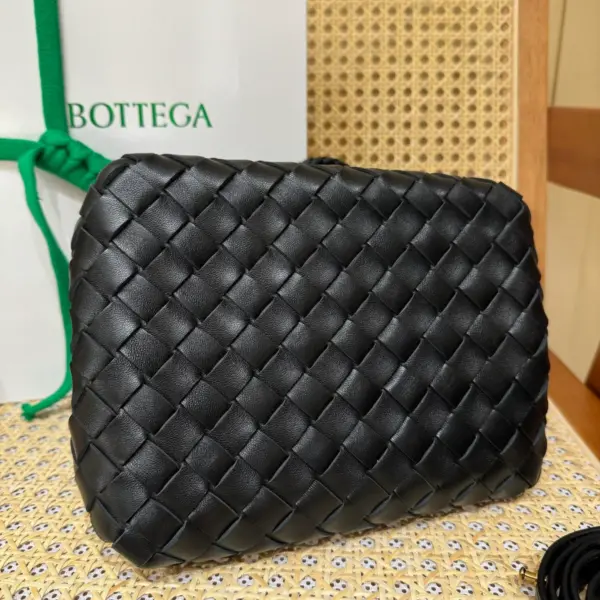 BottegaVenetaIntrecciato編織小號黑色羊皮革斜挎包