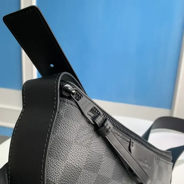 LV Moon 斜背包 - Monogram Eclipse 塗層帆布 半月形設計