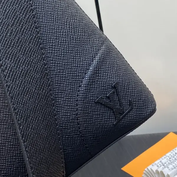 Louis Vuitton Slim NV 流線型Taïga牛皮商務公事包 16 Louis Vuitton Slim NV 流線型Taïga牛皮商務公事包