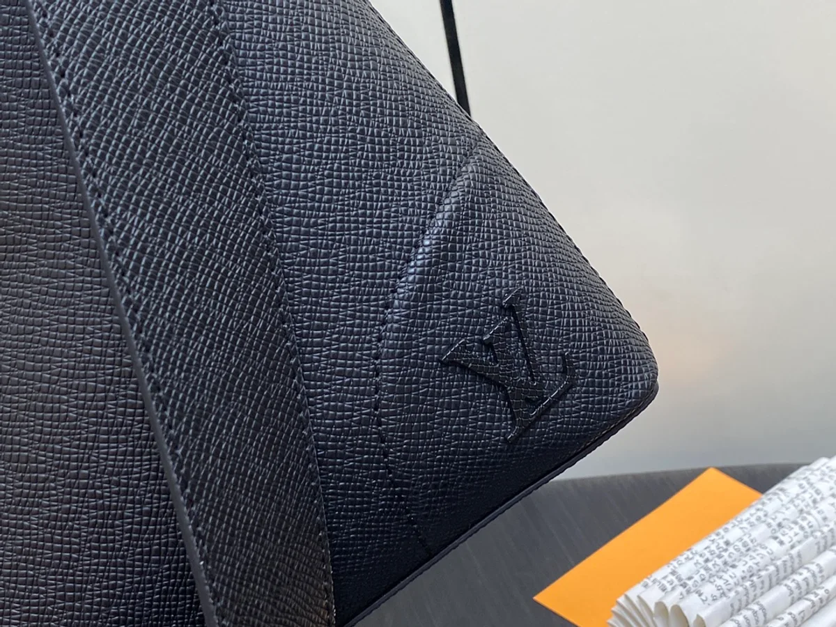Louis Vuitton Slim NV 流線型Taïga牛皮商務公事包 7 Louis Vuitton Slim NV 流線型Taïga牛皮商務公事包