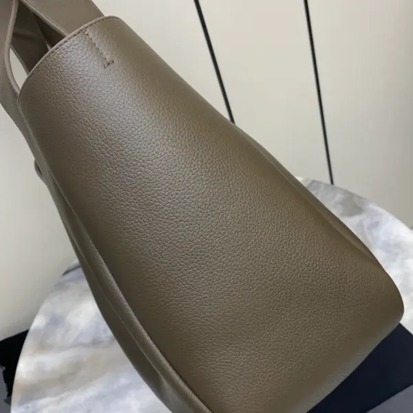 CASSANDRE標誌皮革飾片麂皮襯裏手提袋 16 CASSANDRE標誌皮革飾片麂皮襯裏手提袋