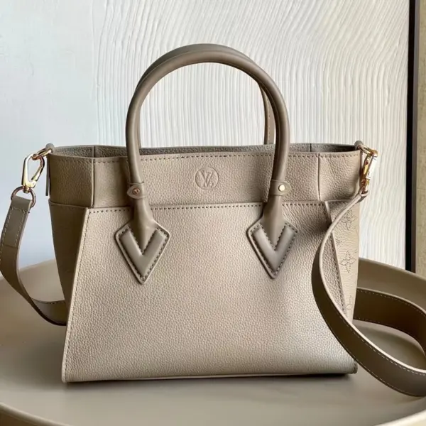 Louis Vuitton On My Side PM 小牛皮鏤空雕花手挽袋