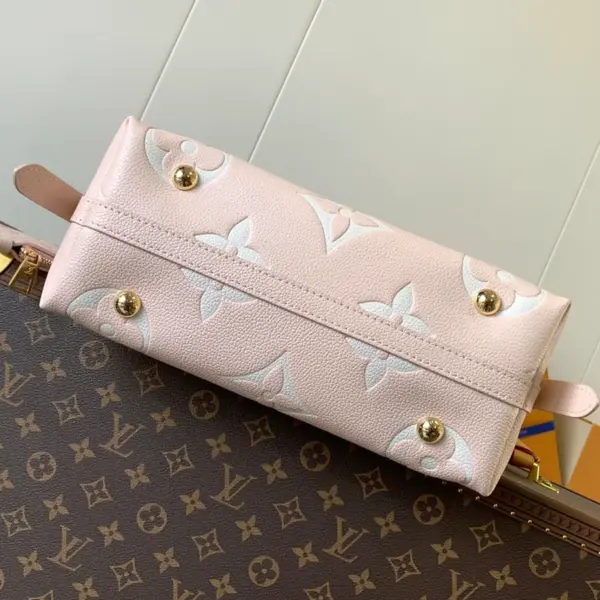 LV Milky Way系列 CarryAll PM 雙色壓花牛皮手提包 14 LV Milky Way系列 CarryAll PM 雙色壓花牛皮手提包