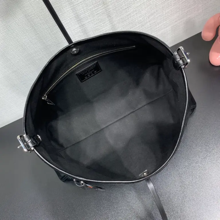 LV x TM CarryAll Vibe MM 小羊皮包包 - 黑色 Monogram 復刻版