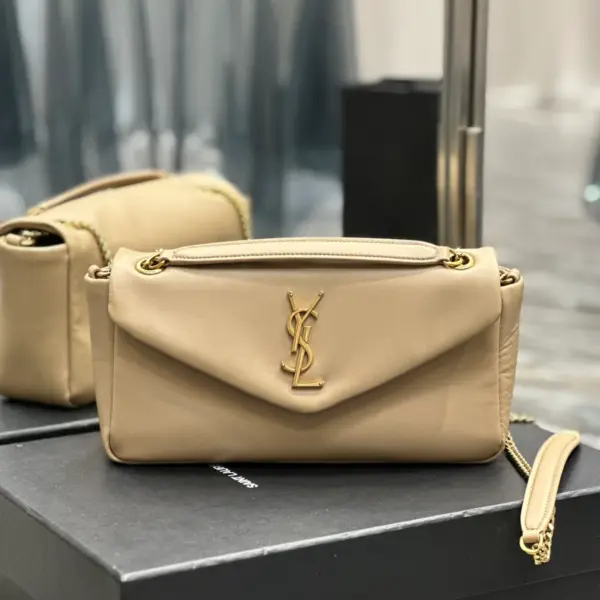 柔軟亮面小牛皮CASSANDRE手袋