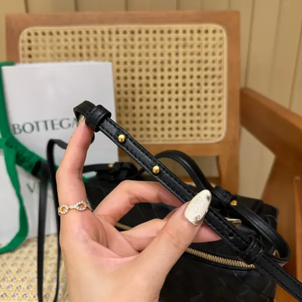BottegaVenetaIntrecciato編織皮革化妝包