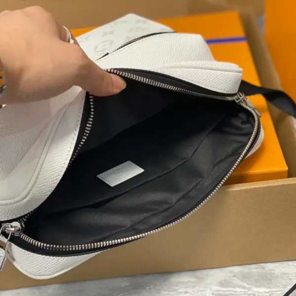 LV Outdoor迷你郵差包 | Monogram塗層帆布 & Taïga牛皮 時尚設計