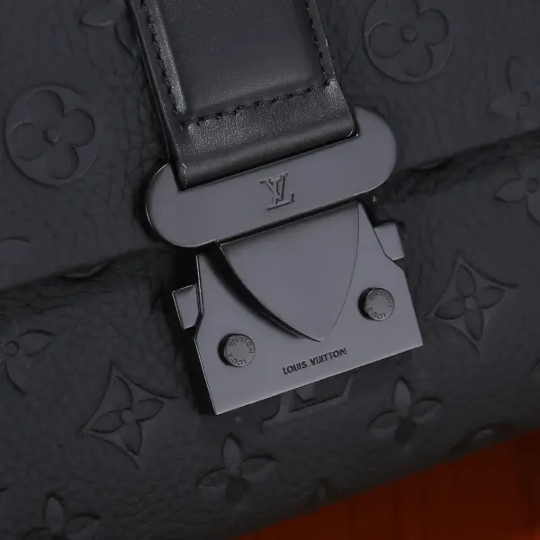 Louis Vuitton S-Cape 郵差包 | Taurillon Monogram 壓花牛皮 經典S-lock鎖扣設計