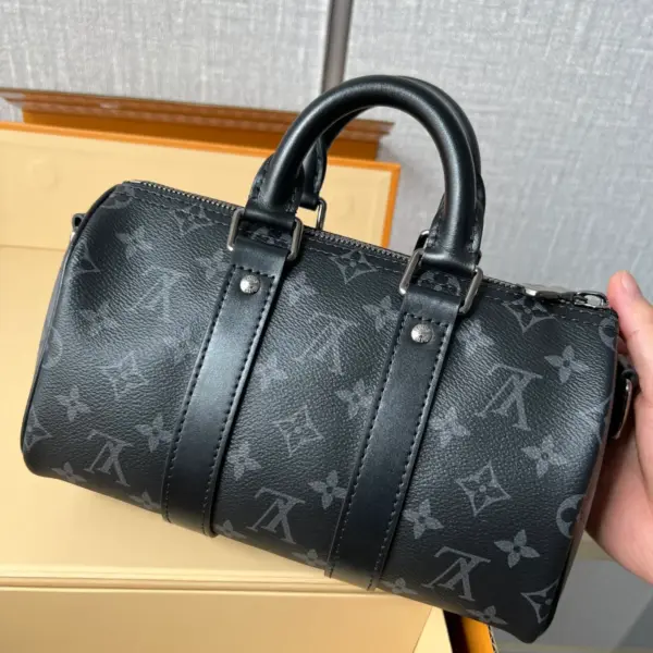 路易威登Keepall Bandoulière 25 Monogram Eclipse Reverse帆布包包 19 路易威登Keepall Bandoulière 25 Monogram Eclipse Reverse帆布包包