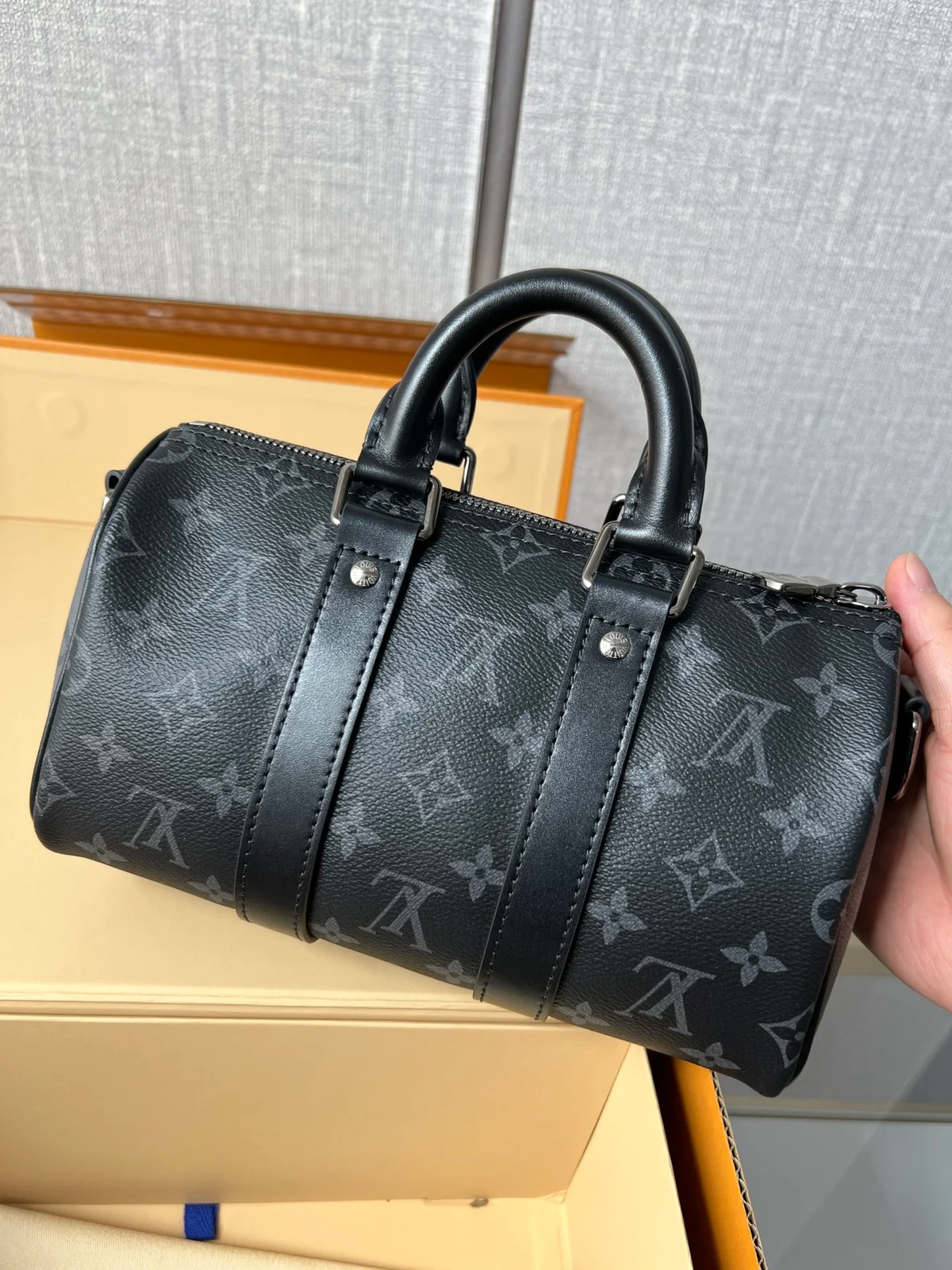 路易威登Keepall Bandoulière 25 Monogram Eclipse Reverse帆布包包 10 路易威登Keepall Bandoulière 25 Monogram Eclipse Reverse帆布包包