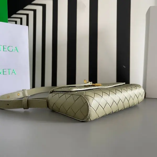 BottegaVeneta洞石綠迷你intrecciato編織皮革斜挎包