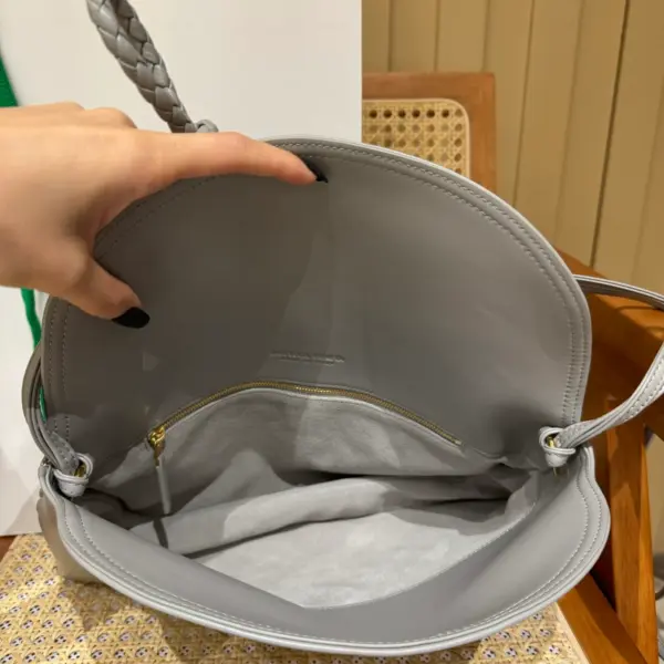 銀色牛皮革雙翻蓋斜挎包 19 銀色牛皮革雙翻蓋斜挎包