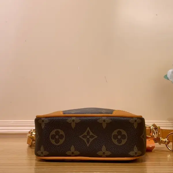 Louis Vuitton Danube復古小牛皮斜背包 | 褪色Monogram印花 可拆式金屬吊牌