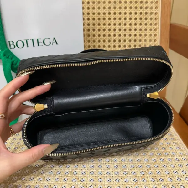 BottegaVenetaIntrecciato編織皮革化妝包