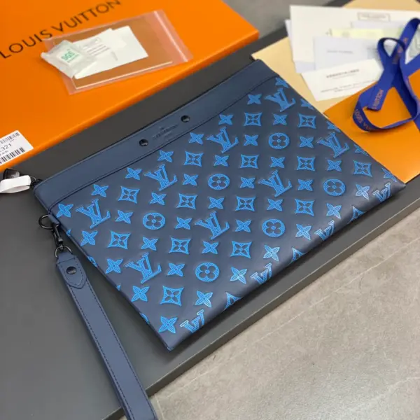 Louis Vuitton Pochette To-Go 隨身包 | 小牛皮Monogram印花 | 可拆式腕帶設計