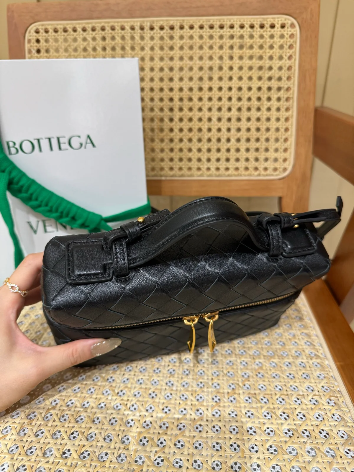 Intrecciato編織皮革化妝包可拆卸背帶 3 Intrecciato編織皮革化妝包可拆卸背帶