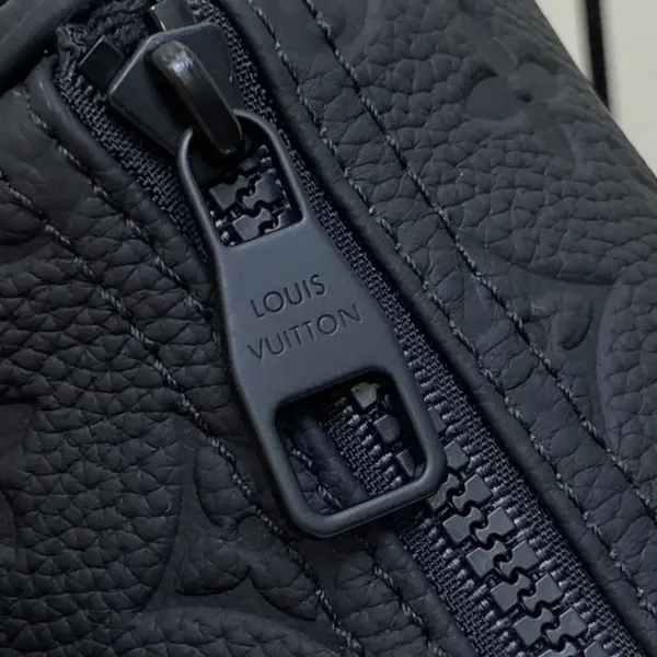 Louis Vuitton Keepall Bandoulière 25 黑色Taurillon Monogram迷你旅行袋 21 Louis Vuitton Keepall Bandoulière 25 黑色Taurillon Monogram迷你旅行袋