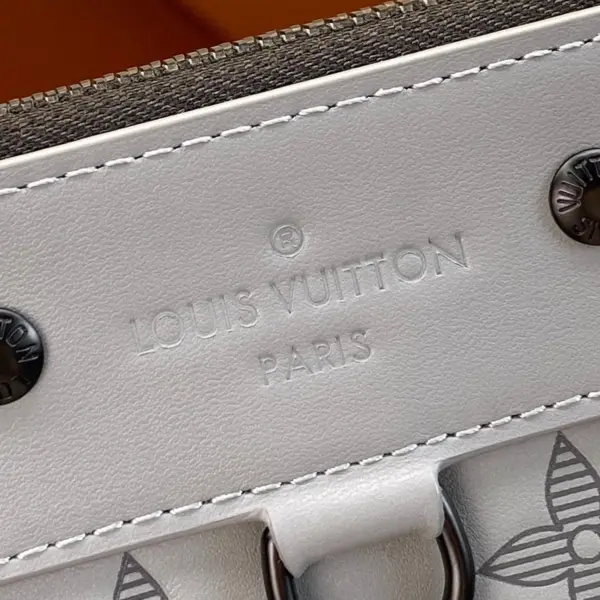 Louis Vuitton Pochette Discovery 灰色Monogram Shadow小牛皮隨身包 18 Louis Vuitton Pochette Discovery 灰色Monogram Shadow小牛皮隨身包