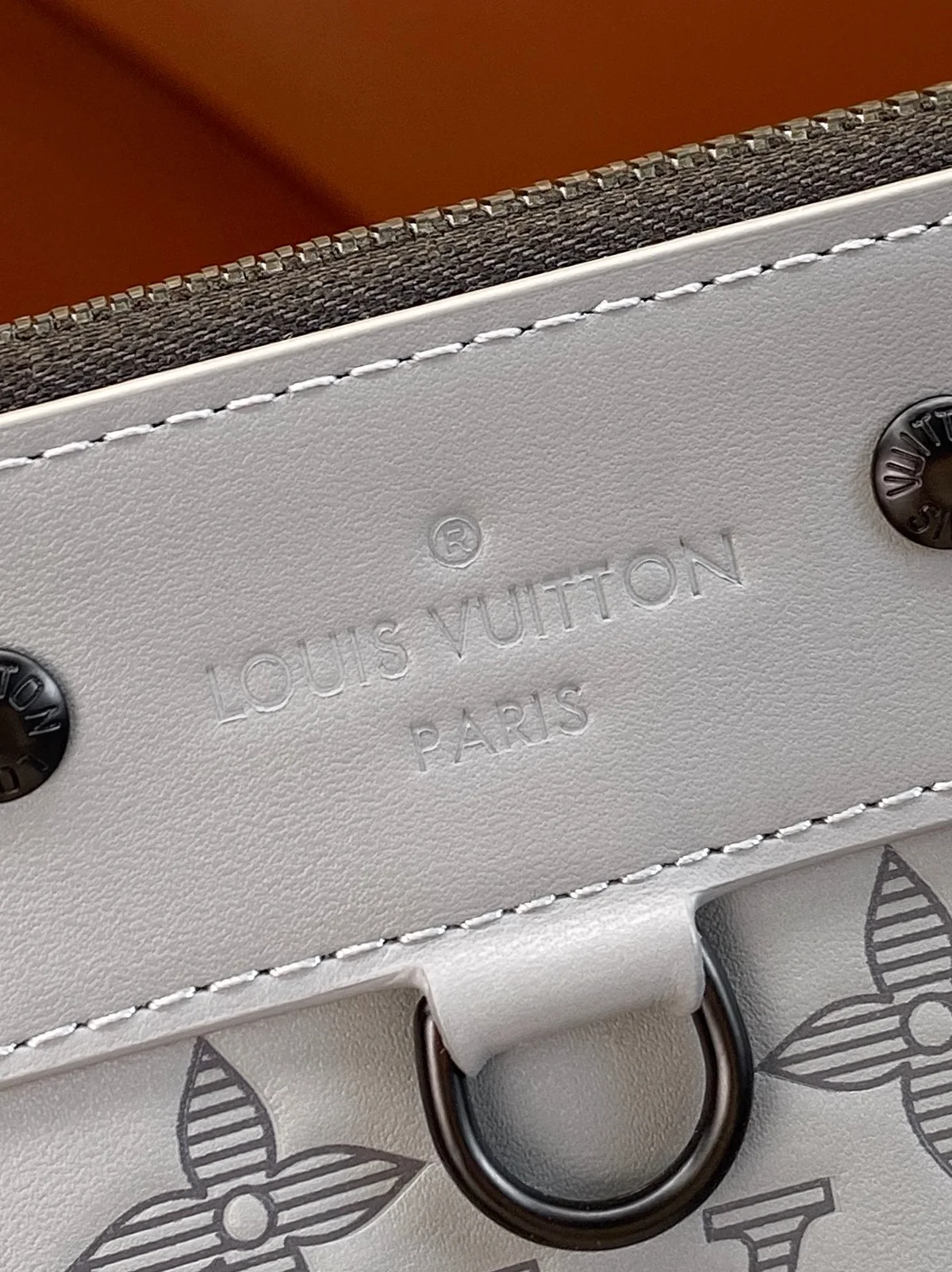 Louis Vuitton Pochette Discovery 灰色Monogram Shadow小牛皮隨身包 9 Louis Vuitton Pochette Discovery 灰色Monogram Shadow小牛皮隨身包