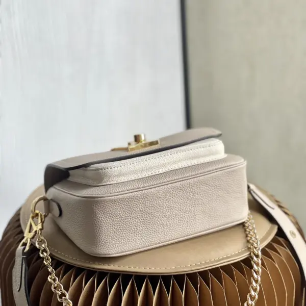 Louis Vuitton Lockme Tender 斜背包 | 粒面小牛皮 | 可拆式雙肩帶設計