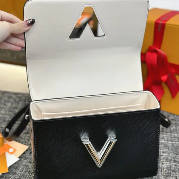 Louis Vuitton Twist MM Slim包包 | Epi皮革與Monogram壓花 | 可拆卸鏈條肩帶
