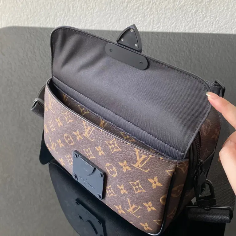 Louis Vuitton S Lock 郵差包 | Monogram Macassar塗層帆布 磁扣設計