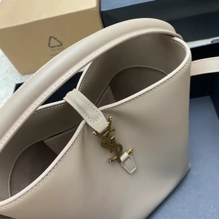 義大利小牛皮水桶包 - 金屬Cassandre鉤扣設計