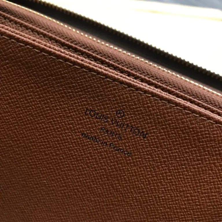 路易威登Monogram帆布拉鏈錢包 - 經典多功能收納設計