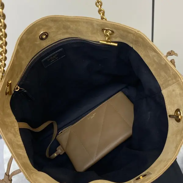 JAMIE 麂皮購物袋 - CASSANDRE字樣絎縫設計