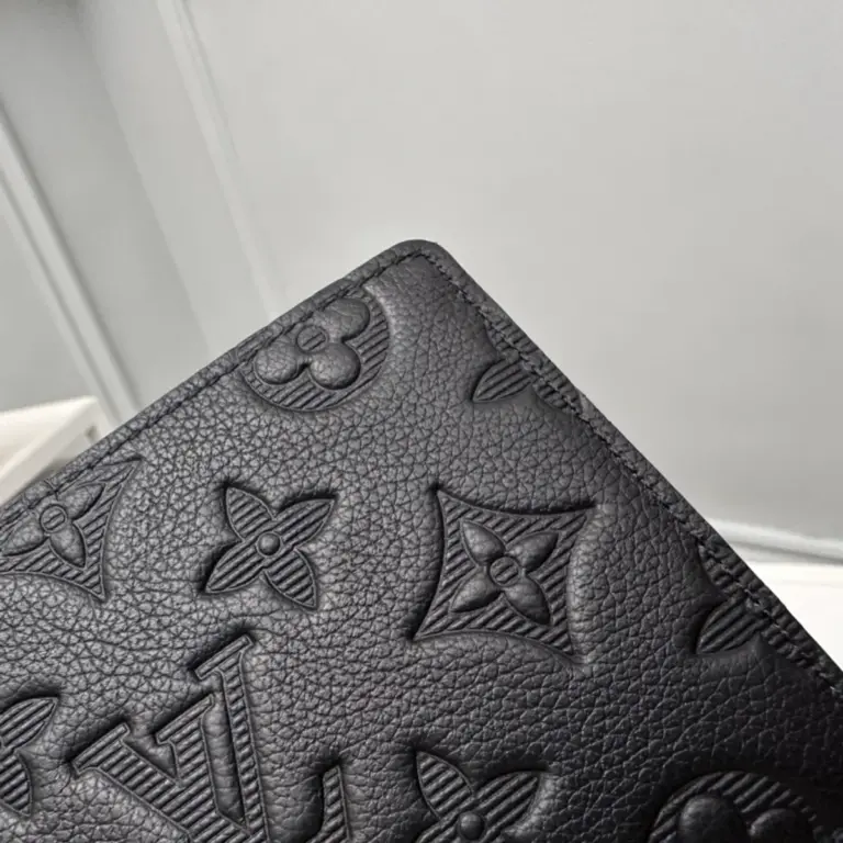 路易威登Multiple錢包黑色Monogram Shadow小牛皮款